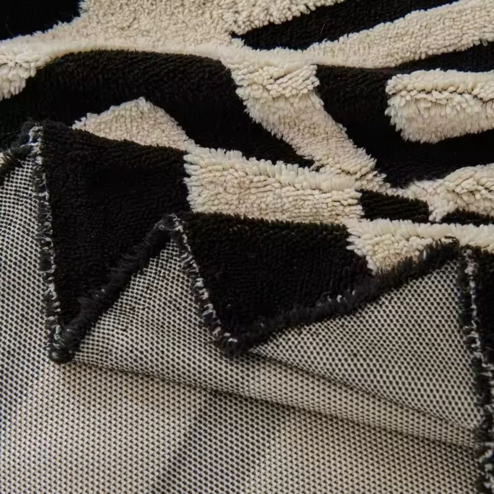 Stickat sofföverdrag med labyrinttryck