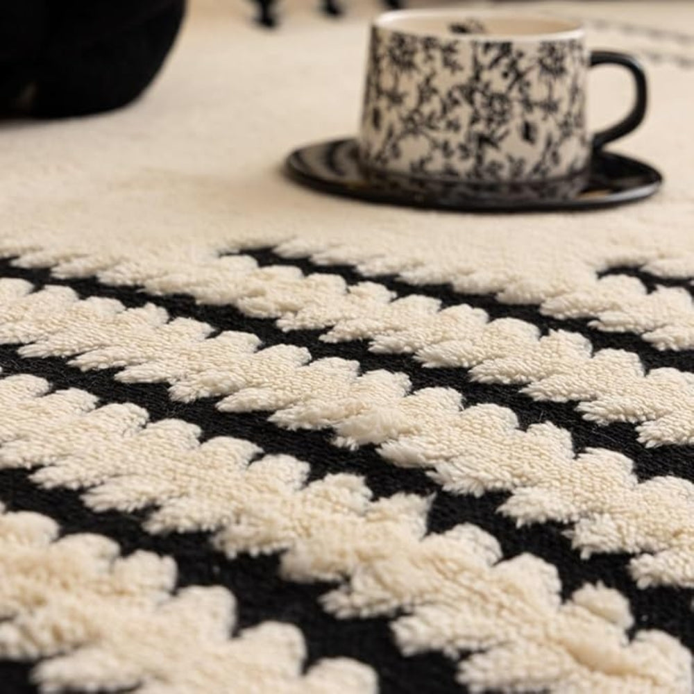 Dekorativt stickat sofföverdrag