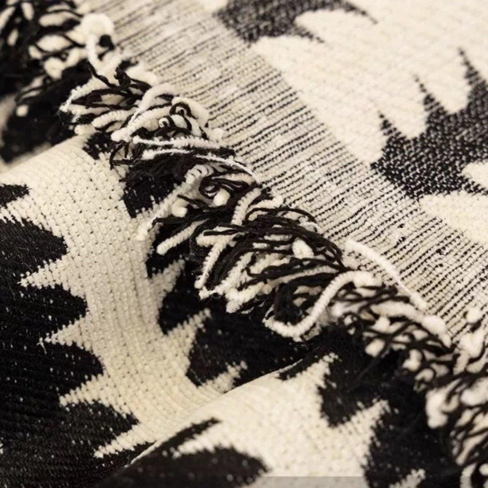 Dekorativt stickat sofföverdrag