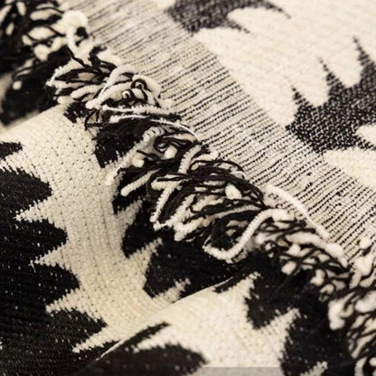 Dekorativt stickat sofföverdrag