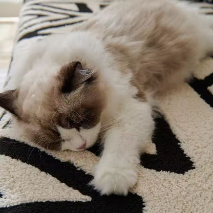 Stickat sofföverdrag med labyrinttryck