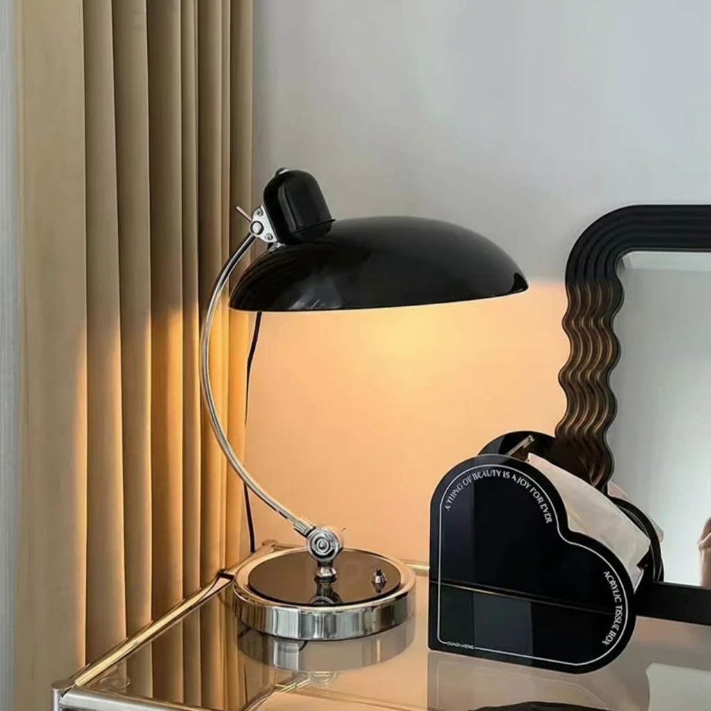 Skandinavisk minimalistisk skrivbordslampa med justerbar böjd arm