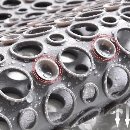 Halkfri duschmatta som dränerar vatten