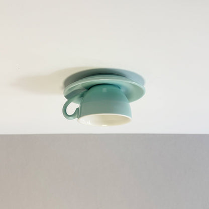 Minimalistisk taklampa i form av en kopp