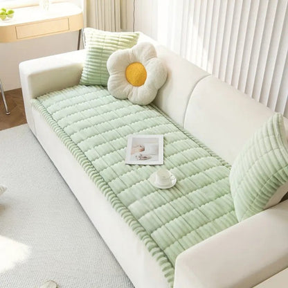 Överdrag till soffa med veckade kanter och textur