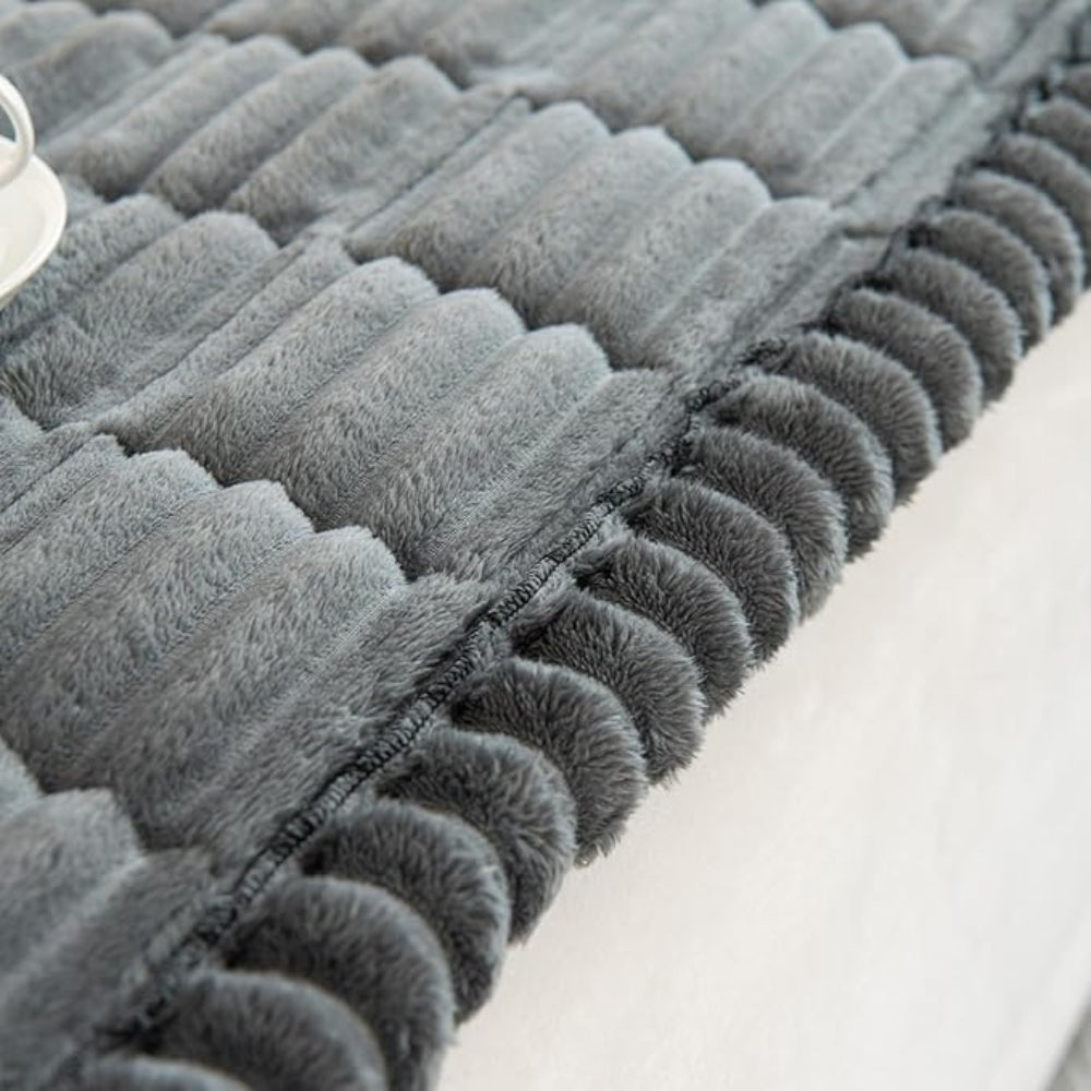 Överdrag till soffa med veckade kanter och textur