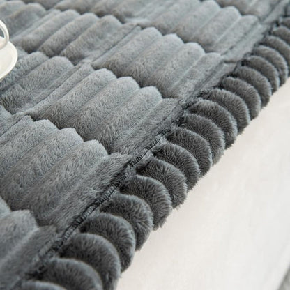 Överdrag till soffa med veckade kanter och textur