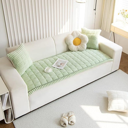 Överdrag till soffa med veckade kanter och textur