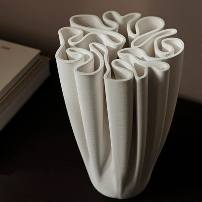 Skulptural 3D-printad vas i vit keramik