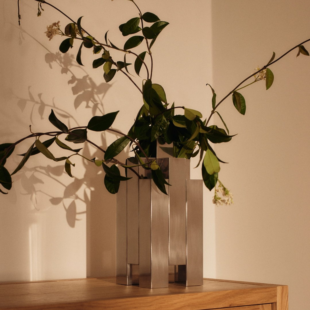 Spegelpolerad vas i rostfritt stål - Modern minimalistisk
