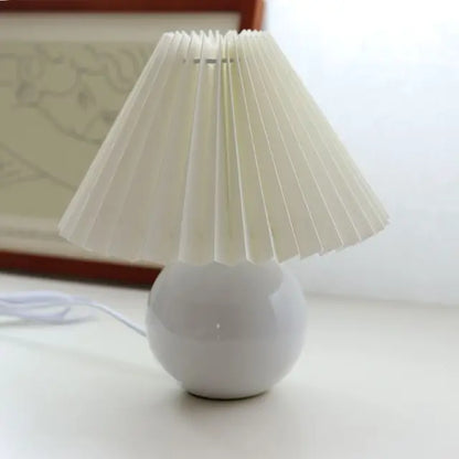 Minimalistisk vintage bordslampa med veckad skärm