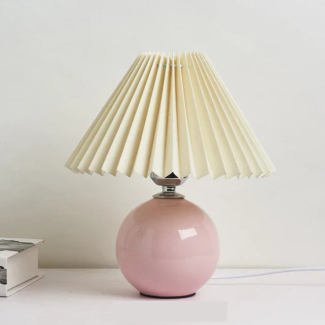 Minimalistisk vintage bordslampa med veckad skärm