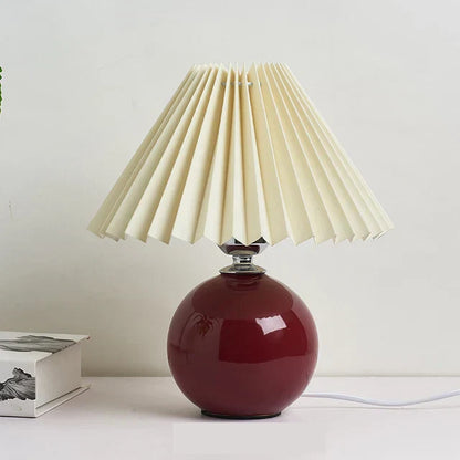 Minimalistisk vintage bordslampa med veckad skärm