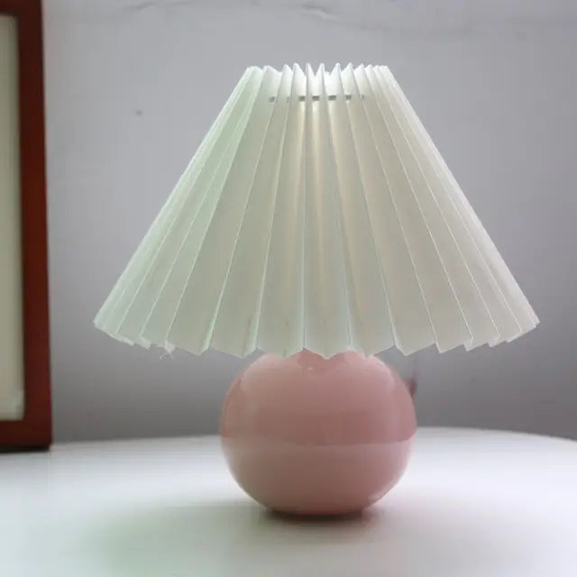 Minimalistisk vintage bordslampa med veckad skärm
