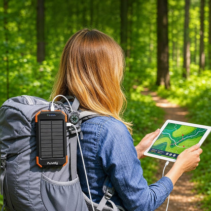 Vandrare laddar surfplatta med soldriven powerbank i skog